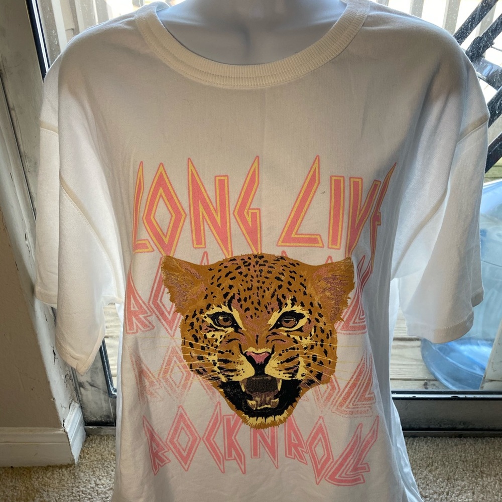 Boutique graphic tee